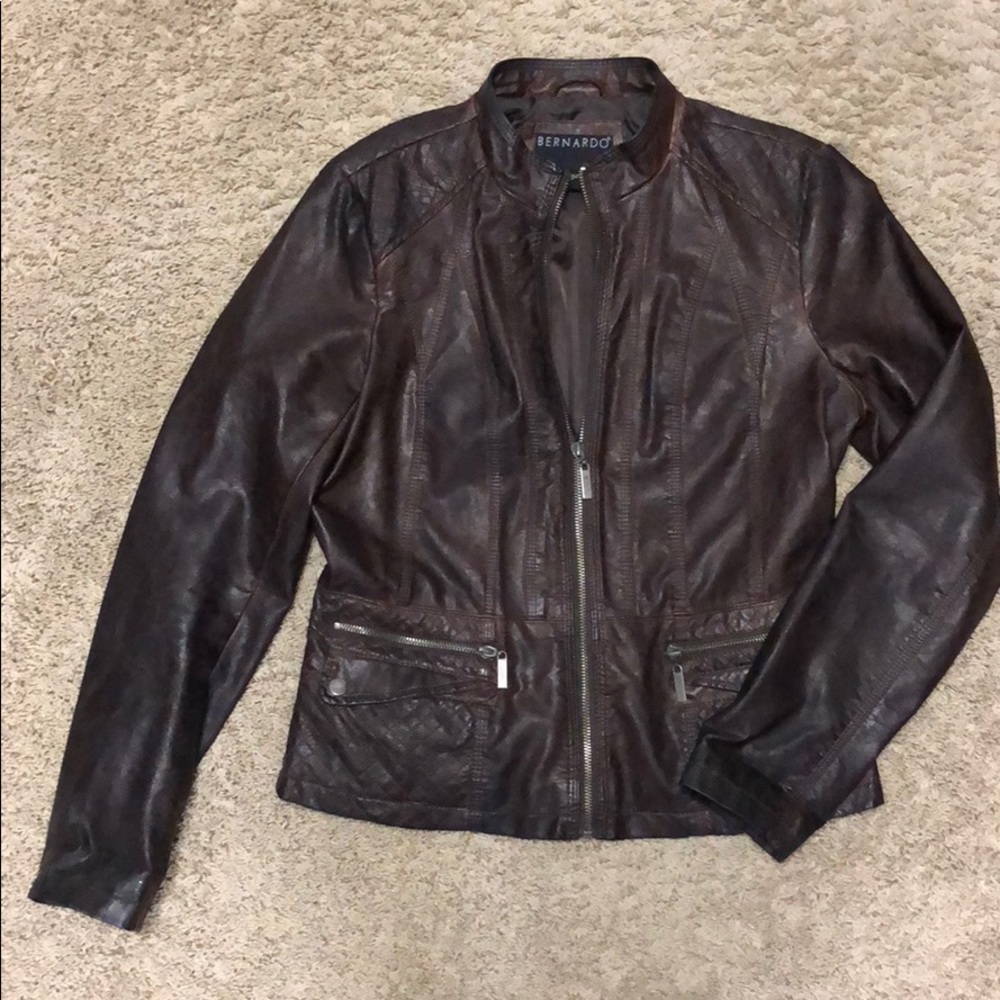 Lightweight super cute brown jacket.